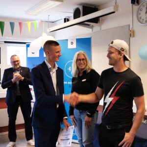 Bilmånsson delar ut stipendium till Herman på Fordons- och transportprogrammet Ystad Gymnasium