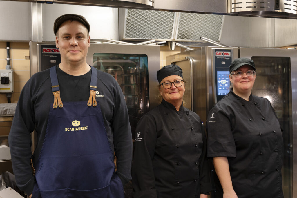 Marcus från Scan tillsammans med Helene och Jessica från Ystad Gymnasium