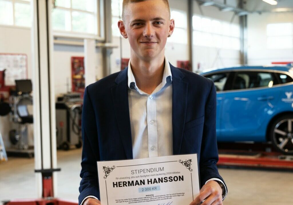 Bilmånsson delar ut stipendium till Herman på Fordons- och transportprogrammet Ystad Gymnasium