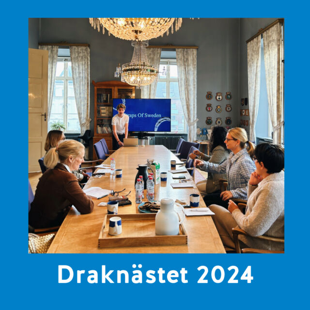 DRAKNÄSTET 2024 💼🐉
Förra veckan presenterade UF-företag från Ystad Gymnasium sina företag för drakarna i årets upplaga av Draknästet 2024. Draknästet arrangerades i Gamla Rådhuset i Ystad, där drakarna gav värdefull input och feedback samt delade med sig av tips till eleverna. Ett perfekt tillfälle att pitcha sin företagsidé helt enkelt! Vinnarna presenteras längre fram så håll utkik! 🏆🥇

 DELTAGARE 
🔹 Cookie in a Jar UF @cookieinajaruf 
🔹 Glasreform UF @glasreform_uf 
🔹 Heat Float UF @heatfloatuf 
🔹 Kakmakeriet UF @kakmakerietuf
🔹 Key Keepers UF @keykeepers_uf24 
🔹 Skurupsspelet UF @skurupsspeletuf 
🔹 Straps of Sweden UF @strapsofsweden 

DRAKARNA 
🔹 Jenny Norberg Randowo - Näringsliv 
🔹 Lotte Kolare - Veteranpoolen 
🔹 Tina Persson - Hållbarhetsstrateg 
🔹 Christina Landgren - Bäckströms hattar 
🔹 Cristina Fogarolli - Fogarolli 

Emmie Rubensson från @ufskane var också med för att coacha och peppa eleverna. 

#ystadgymnasium #ystad #ystadskommun #ungföretagsamhet #ufföretag #ekonomiprogrammet #försäljningsocherviceprogrammet #gymnasieval #drivaföretag #drivaufföretag  #draknästet2024