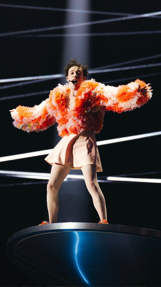 Benjamin fick fotografera Eurovision 2024! 📸 

Benjamin Rosewall läser sista året på Estetiska programmet på Ystad Gymnasium och 2024 var han fotograf på genrepen till Eurovision Song Contest i Malmö! "Det var en otrolig upplevelse att se showerna live och fotografera artisterna." Möjligheten att fotografera fick han genom att ansöka till Fan community media, som accepterade hans ansökan. 🎤✨