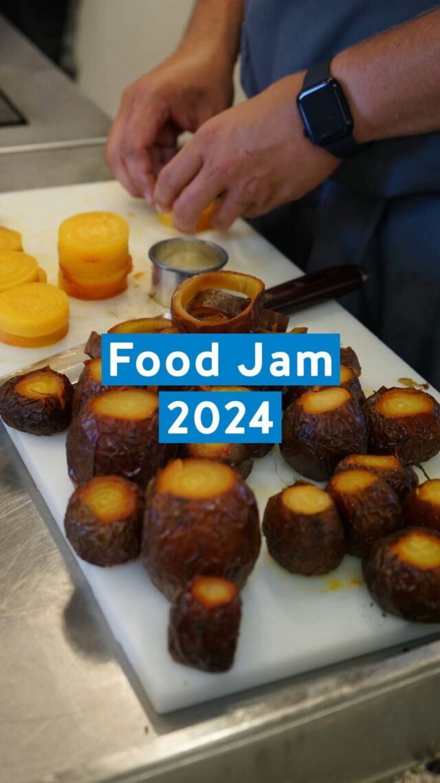 Food Jam 2024 med Restaurang- och livsmedelsprogrammet och Innovationscenter för landsbygden!

🔹 Vi arrangerade Food Jam, ett kreativt och unikt matmöte, där vi under två dagar träffades för att vara kreativa och innovativa utifrån en bestämd råvarukorg med temat Framtidens mat.

🔹 Vi serverade våra lunchgäster fyra olika rätter tillsammans med utvald dryck, som eleverna valt för att matcha smakerna i maträtten.

🔹  Mellan våra elever från Restaurang- och livsmedelsprogrammet, råvaruleverantörer och kockarna Emil Andersson från Bobergs på Hamngården och Isabel Brummer på Tastecelebration.com.