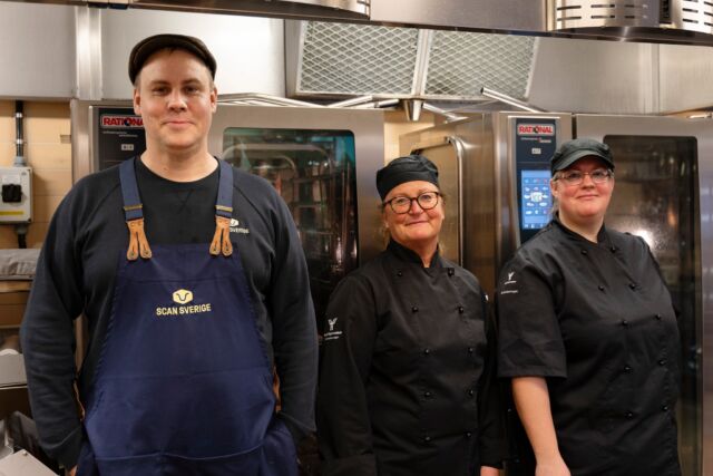 Idag har vi haft gästkocken Marcus Karlsson från @scanfoodservice på besök för att fotografera inför deras kommande bok Smaken av Sverige - En matresa från norr till söder. Skolrestaurangen på Ystad Gymnasium kommer vara med i boken med en av våra favoriträtter - grekisk biffgryta med rostad potatis och tzatziki. Boken kommer att delas ut till offentliga måltider runt om i Sverige när den är klar. 🍝

#ystadgymnasium #OffentligMåltid #gymnasieskola #skolmat #skolrestaurang @skolrestaurangen_yg